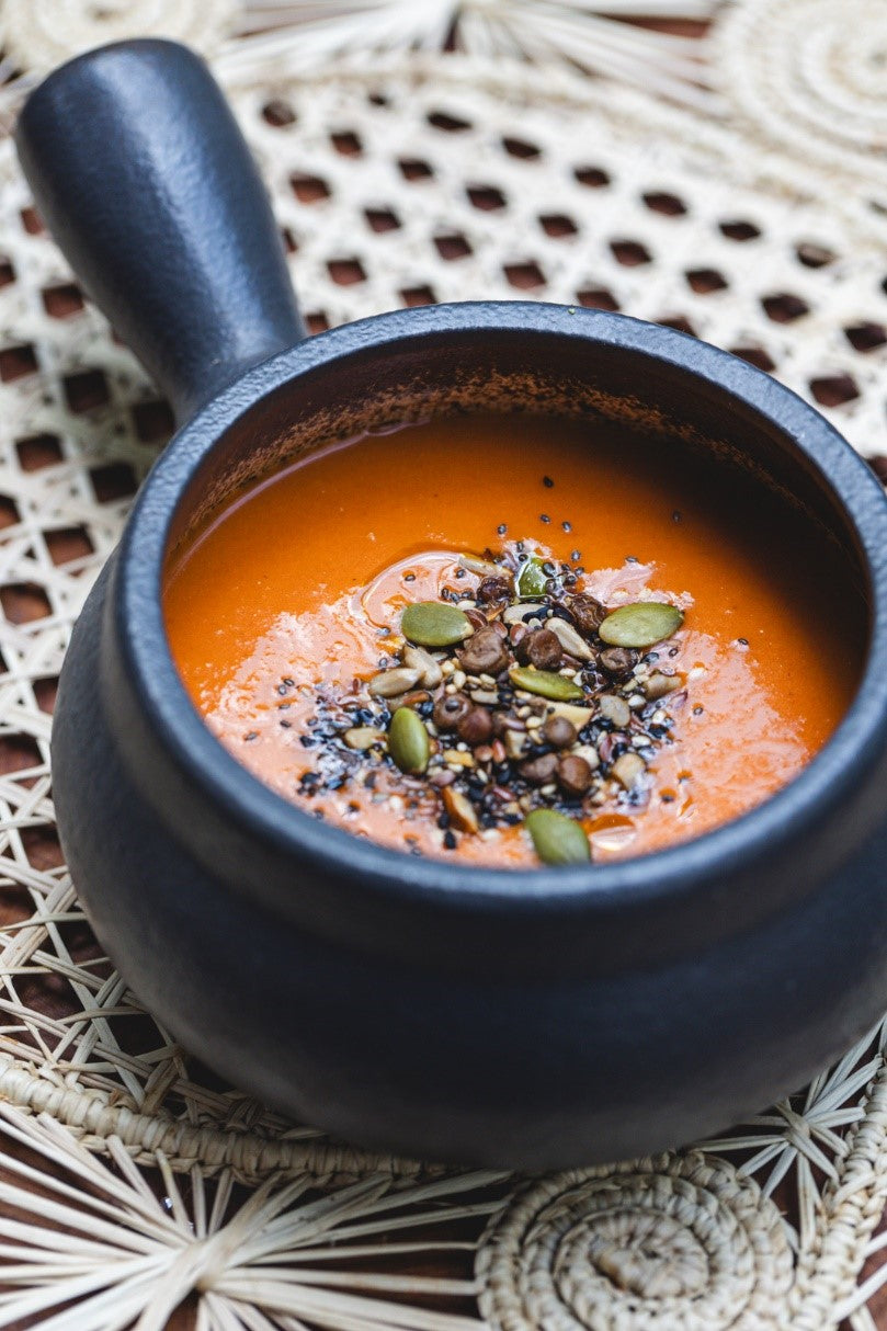 Crema de tomate con garbanzos y crocantes