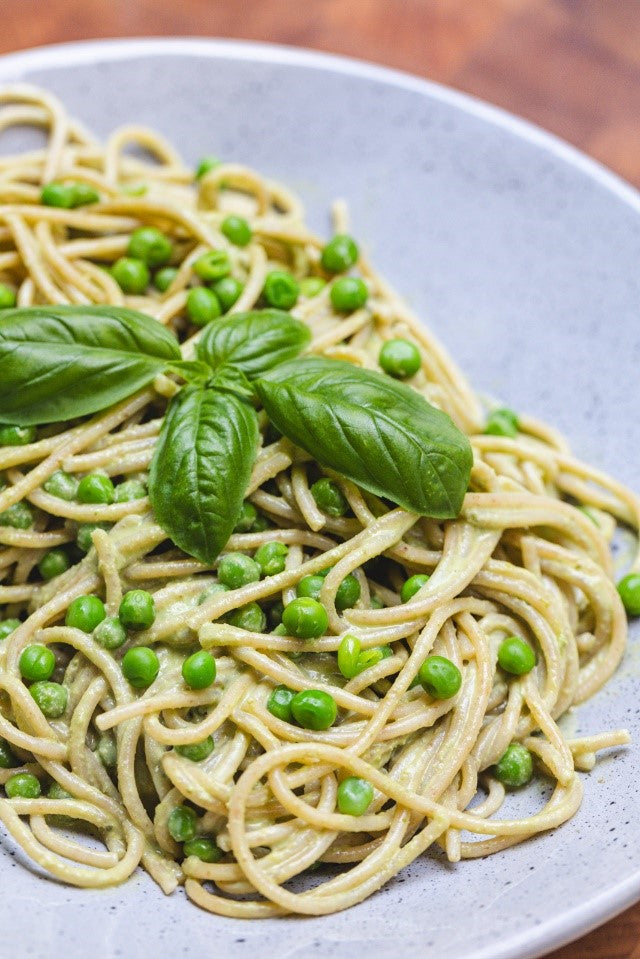 Pasta integral con alverjitas y salsa verde con nueces