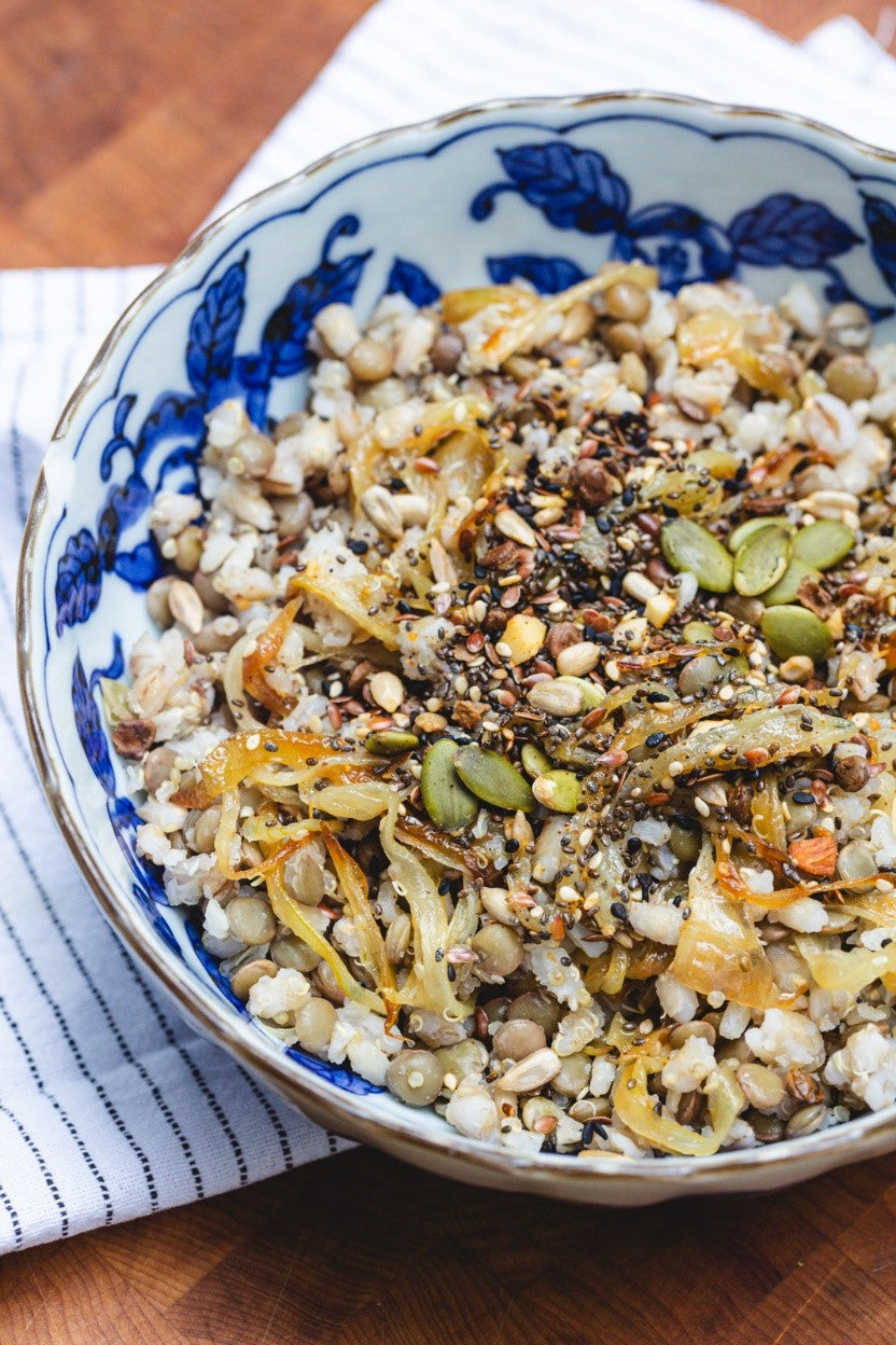 Mix de cereales, con lentejas y cebollas caramelizadas