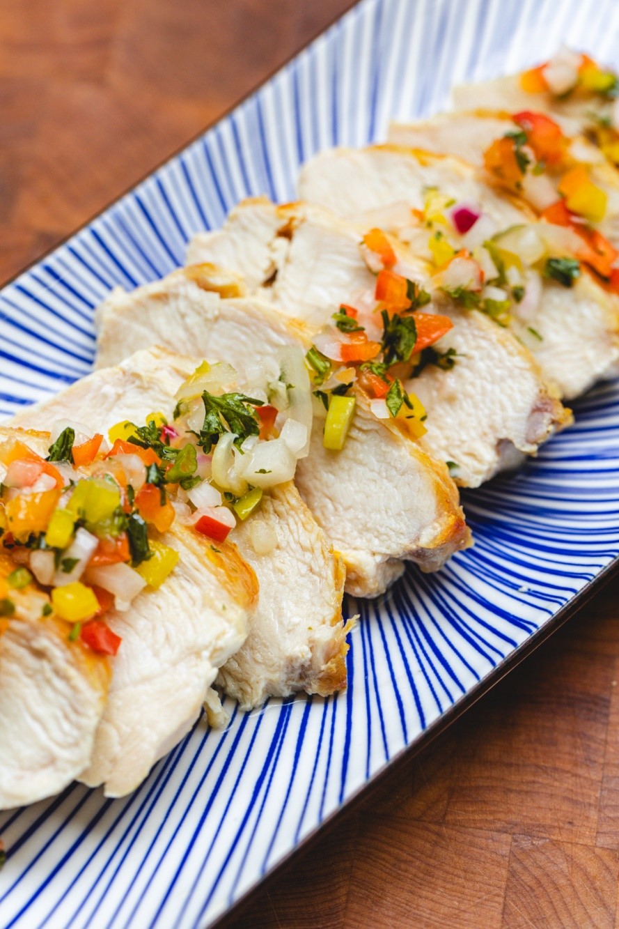 Pechuga de pollo asada con salsa de picadillo