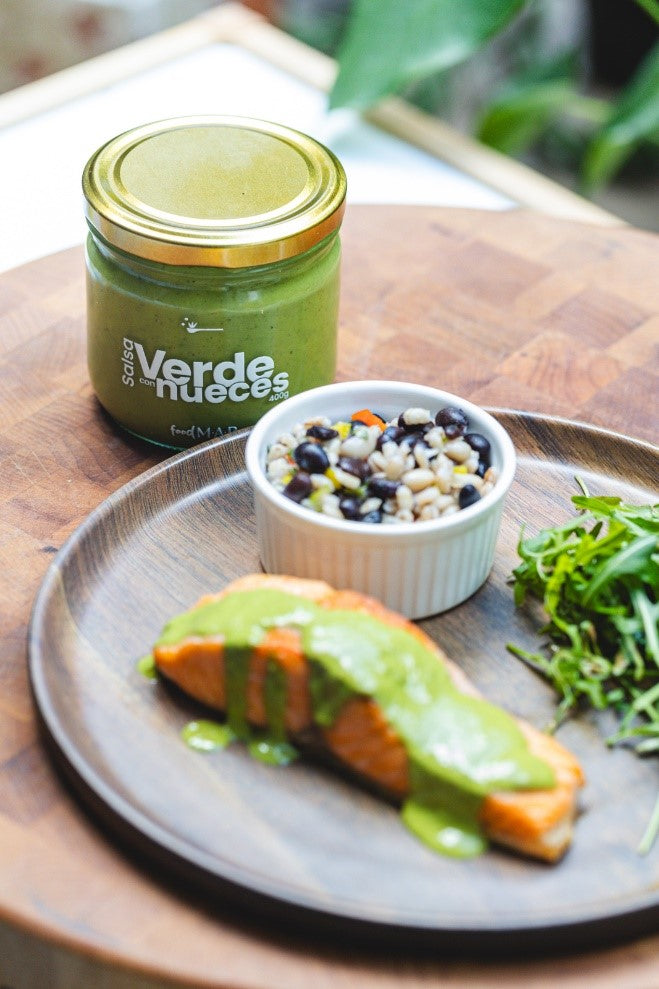 Salmón con salsa verde de nueces y ensalada de frijoles