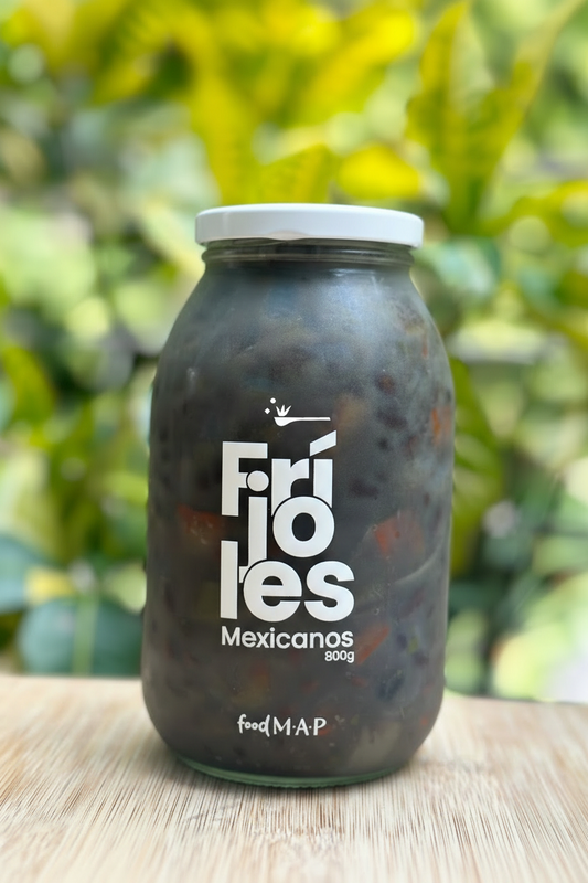 Frijoles Mexicanos con frasco alejado y cucharita pequeña