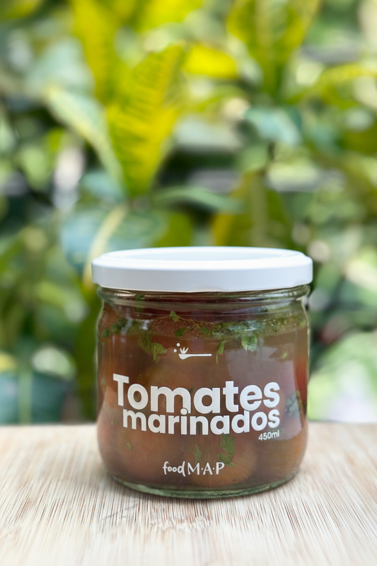 Tomates marinados con tapa blanca
